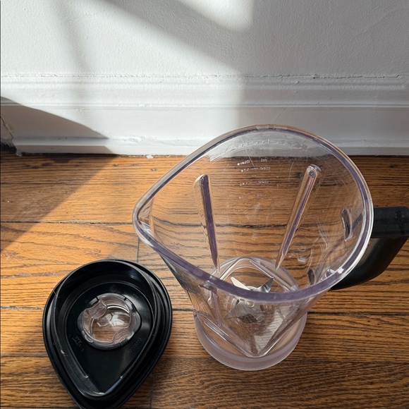 KitchenAid Black 60-oz Contour Silver 630-Watt Pulse Control Blender - Picture 9 of 11